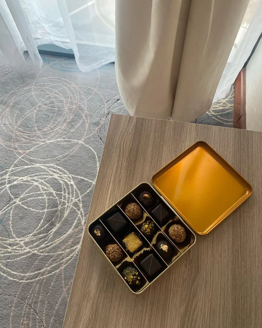 Open Al Qanz tin of chocolates from above